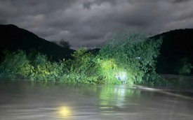 Ô tô bị cuốn trôi, hai người bám vào bụi tre kẹt giữa dòng lũ