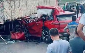 Xe ô tô 7 chỗ tông vào hông xe đầu kéo trên cao tốc, tài xế tử vong, 3 người khác bị thương