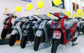 "SH điện" giá rẻ vừa về Việt Nam; Yamaha tung xe tay ga hybrid mới