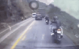 Clip vụ sạt lở đất đá trên quốc lộ 6 qua Phú Thọ, 3 người bị vùi lấp