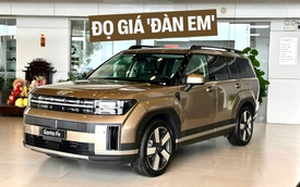 Hyundai Santa Fe giảm tới 240 triệu tại đại lý, giá thực tế 'chung mâm' với C-CUV bản cao, nhưng không mua sớm thành điểm trừ rất lớn