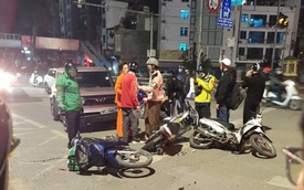 Ô tô con tông liên hoàn nhiều xe máy đang dừng đèn đỏ