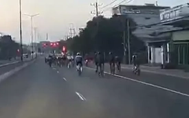 CLIP: Đoàn xe đạp lấn làn ô tô, vượt đèn đỏ ở TPHCM gây bức xúc