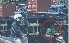 5 triệu người lạnh sống lưng khi xem clip 5 xe máy chui gầm container tránh tắc đường: Câu chuyện phía sau