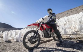 Kỳ tích xe điện chinh phục núi lửa cao nhất thế giới