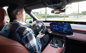 BMW lại khiến dân chơi tốc độ ‘đứng ngồi không yên’ với màn hình hiển thị rất nhiều thông số vận hành trong thời gian thực