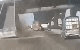 Thái Lan: Cầu đi bộ bất ngờ sập kinh hoàng, đè bẹp nhiều ô tô