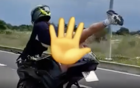 Clip: Nữ du khách nước ngoài biểu diễn mô tô gây phản cảm ở Khánh Hòa