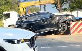 Xế hộp 'ủi' dải phân cách sau va chạm với xe đầu kéo container ở TPHCM