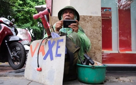 Nghề bơm vá xe đạp, xe máy trên phố ở Hà Nội sắp biến mất?
