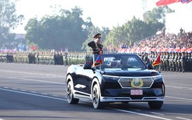 Xe điện Việt Nam nổi bật tại lễ diễu binh, diễu hành kỷ niệm Quốc khánh Lào