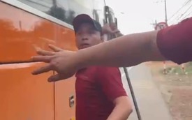 [Clip] Phụ xe khách cầm gậy đe dọa người đi đường gây xôn xao dư luận ở TPHCM