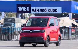 Đừng để ngoại hình đánh lừa, VinFast Minio Green có thể 'cân' được người cao 1m80 như thế này đây!