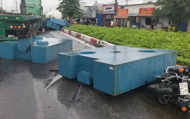 4 khối sắt rơi khỏi xe container, trúng người đi xe máy ở TP.HCM