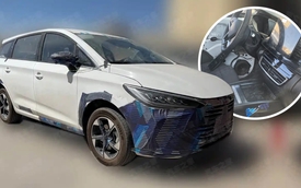 BYD M6 facelift xuất hiện: Là bản hybrid thay vì thuần điện, nội thất mới, cần số điện tử chuyển lên vô lăng