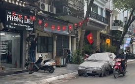 Cẩu, kéo chiếc ô tô phủ bạt, bị 'bỏ quên' nhiều năm trên phố Bát Sứ