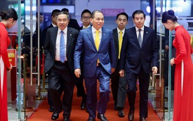 Khung hình hiếm có ở VinFuture 2025: Tỷ phú Phạm Nhật Vượng và hai con trai chọn phụ kiện giống hệt nhau