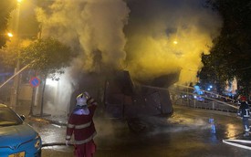 Hà Nội: Gara ô tô chìm trong lửa