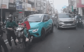 Clip: Nữ tài xế lao vào "bất phân thắng bại" với người giao hàng trên đường phố TP.HCM