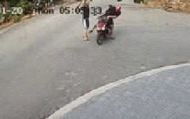 Tài xế ô tô cầm hung khí lao về người đàn ông, tiếng trẻ con gào khóc khiến cả phố xôn xao