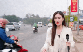 Đang ghi hình giới thiệu đặc sản địa phương, nữ MC "đứng hình" vì sự cố bất ngờ