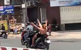 Clip: Người phụ nữ lưng trần, chạy xe máy như diễn xiếc giữa phố Sài Gòn