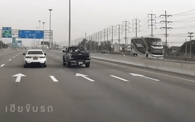 Xích mích ở trạm thu phí, tài xế BMW đuổi theo xe bán tải, camera ghi lại màn trả thù đáng sợ