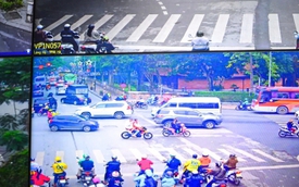 Tài xế xe máy bất ngờ bị phạt nguội vì vượt đèn đỏ tại Hà Nội