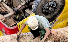 Xe chở 20 học sinh bị lật: Người thân lật tung các mảnh vỡ tìm ngón tay bị đứt lìa cho nữ sinh lớp 9