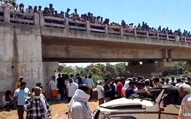 Xe ô tô mất lái rơi khỏi cầu, 8 người tử vong