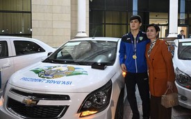 Đội bóng từng thua U17 Việt Nam được Tổng thống trao huân chương, tặng ô tô