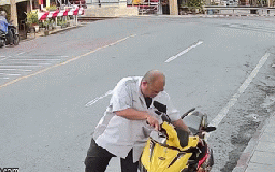 Cố vượt qua rào chắn tàu hỏa, người đàn ông khiến vợ gặp họa, camera an ninh ghi lại cảnh đáng sợ