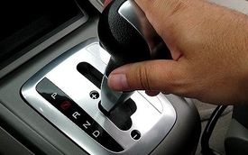 Chuyển cần số khi ô tô chưa dừng hẳn sẽ gây hại cho hộp số như thế nào?
