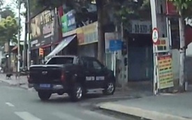 Xe biển xanh của Thanh tra giao thông Bình Dương vượt đèn đỏ, tài xế khai do "đau bụng"