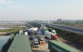Trạm dừng nghỉ cao tốc quá tải, xe được thông báo hạn chế thời gian lưu trú
