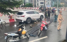 Xe tự chế làm rơi bó sắt dài 12m, cầu Chương Dương ùn ứ kéo dài