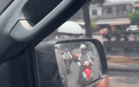 Ô tô bốc cháy ngùn ngụt giữa phố, hai vợ chồng tung cửa bỏ chạy