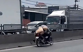 TP HCM: Xác minh clip CSGT bám yên xe máy của một người đàn ông.