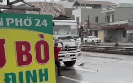 Người đàn ông cầm điếu cày đuổi đánh tài xế, đập vỡ kính xe tải: Đi làm ăn xa, vừa về quê đã gây chuyện