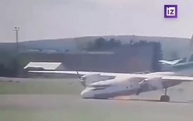 Cú hạ cánh tóe lửa của máy bay An-24 ở Irkutsk