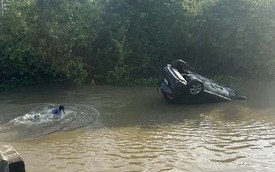 Ô tô lao xuống sông, bé 30 tháng tuổi và ông ngoại thoát chết thần kỳ