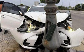 CLIP: Ô tô mất lái tông trụ đèn, tài xế thảng thốt gọi "vợ ơi"