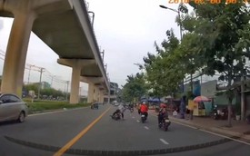 Clip: Ra chân ác ý đạp người đi xe máy ngã sõng soài giữa đường, thanh niên áo đỏ bị truy tìm
