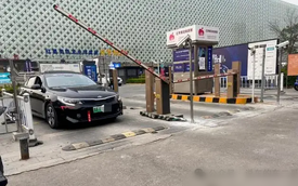 Đỗ xe 5 phút bị thu 18 triệu đồng, người phụ nữ gọi ngay cảnh sát, nhân viên thu phí tuyên bố: "Lỗi của cô chiếm phần lớn"