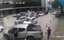 CLIP: Ô tô bất ngờ lùi cán qua người phụ nữ đi bộ trong bệnh viện