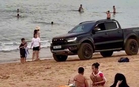 Lái xe bán tải chơi ngông phóng ào ào, bóp còi inh ỏi trên bãi biển đông người