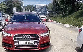 CLIP: Xe khách tụt dốc không phanh, tông liên hoàn ở bán đảo Sơn Trà