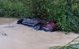 Ô tô chở 5 người bị lũ cuốn trôi ở Tuyên Quang