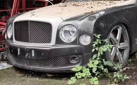 Xe siêu sang Bentley Mulsanne hàng chục tỷ đồng bị bỏ rơi tại 1 sân bóng ở Hà Nội