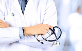 Phẫn nộ nam bác sĩ cố tình chẩn bệnh sai cho hàng trăm người khoẻ mạnh, lấy tiền mua siêu xe